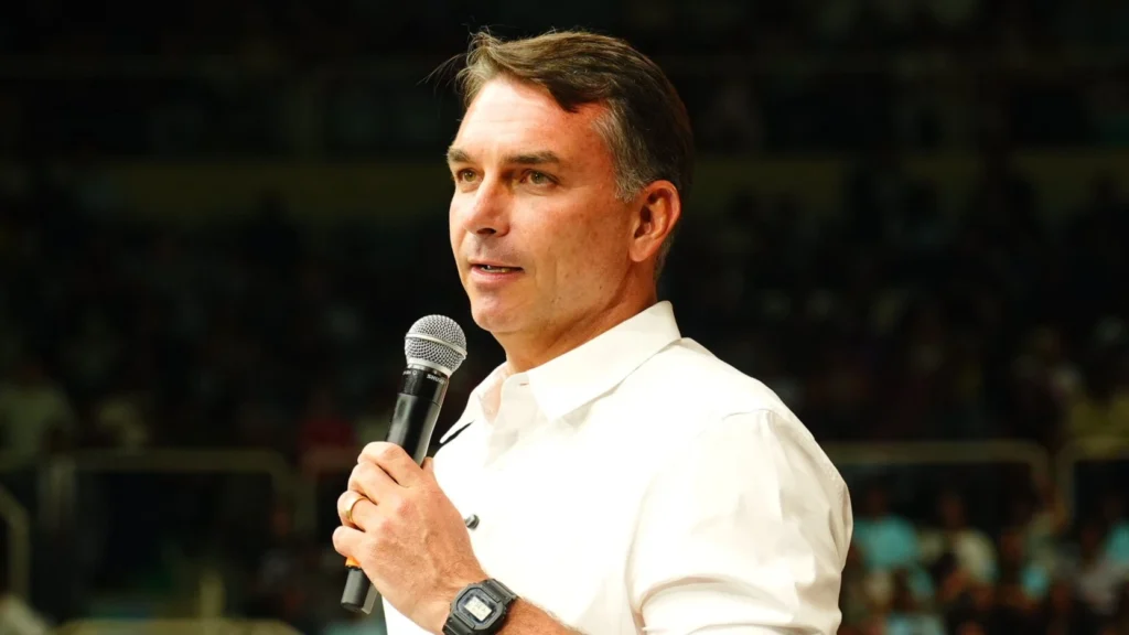 Flávio Bolsonaro garante aumento nas aposentadorias