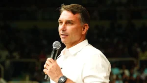 Flávio Bolsonaro garante aumento nas aposentadorias
