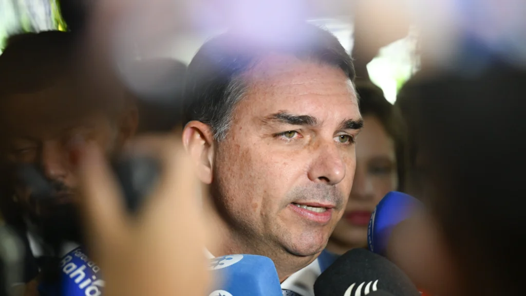 Mercado financeiro reage a performance de Flavio Bolsonaro
