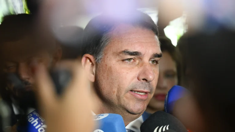 Mercado financeiro reage a performance de Flavio Bolsonaro